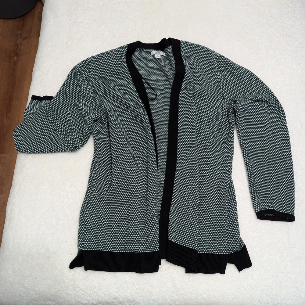 Croft & Barrow Black Trim White Pattern Cardigan - Picture 1 of 3